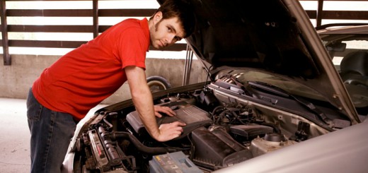 ¿Cómo arrancar una batería de automóvil muerta?